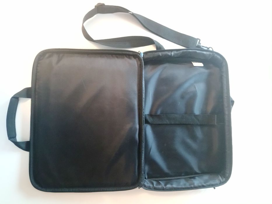 Solidna torba na laptopa Targus, 41x32 cm, boczna kieszeń, pasek