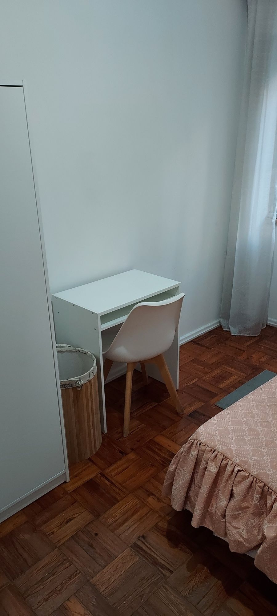 Quarto p/ Rapariga,  casa de banho privativa e frigorifico particular