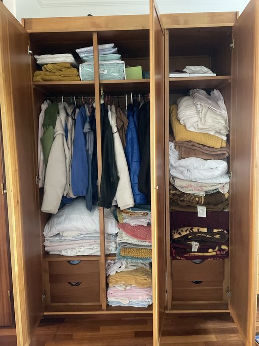 Conjunto: Roupeiro, Cómoda e 2 Mesas de Cabeceira - Como Novo