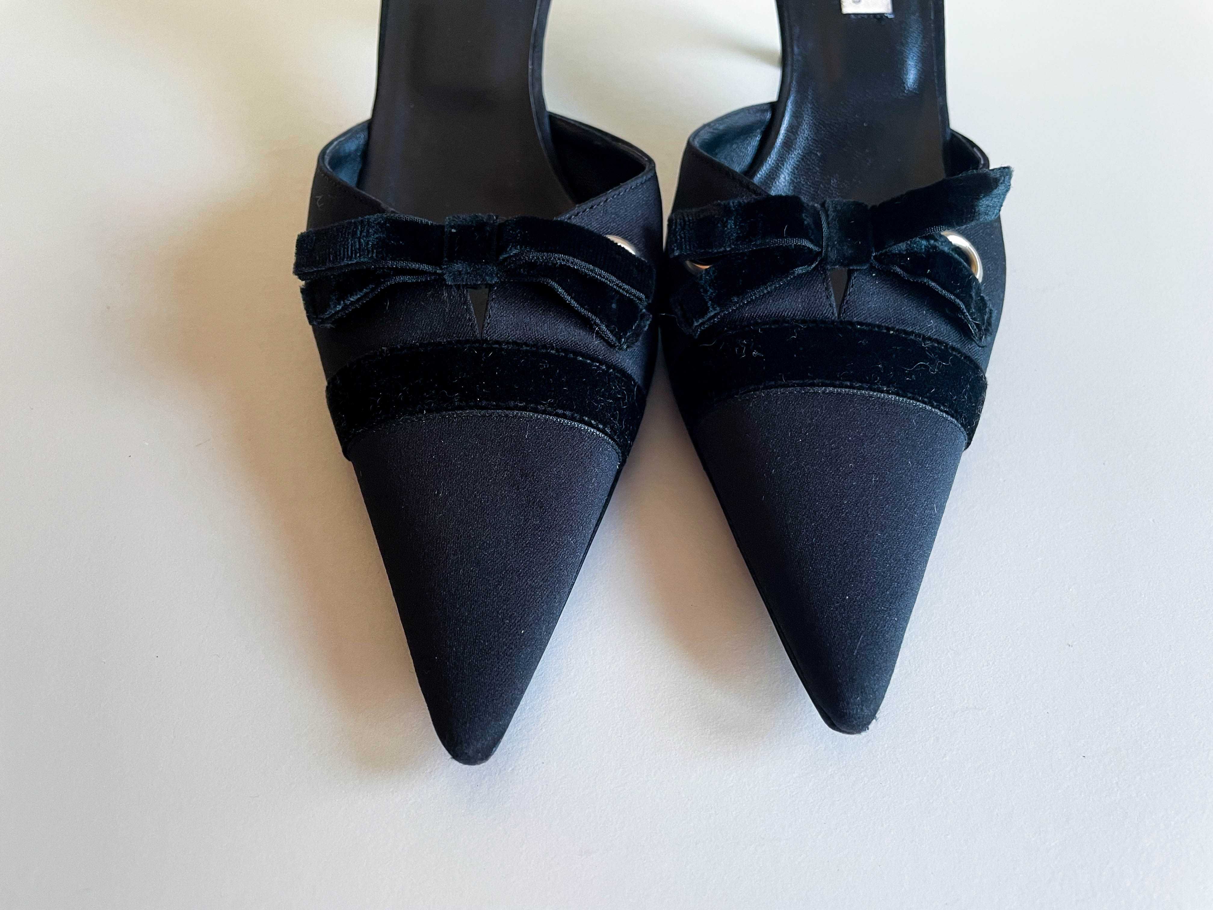 Sapatos preto aveludados
