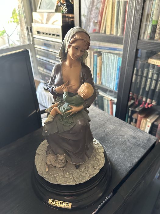 Estatueta em marfinite mãe pobre