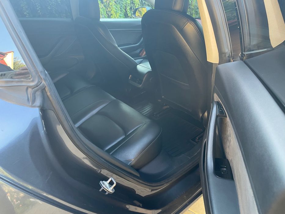 Автомобіль Tesla model 3