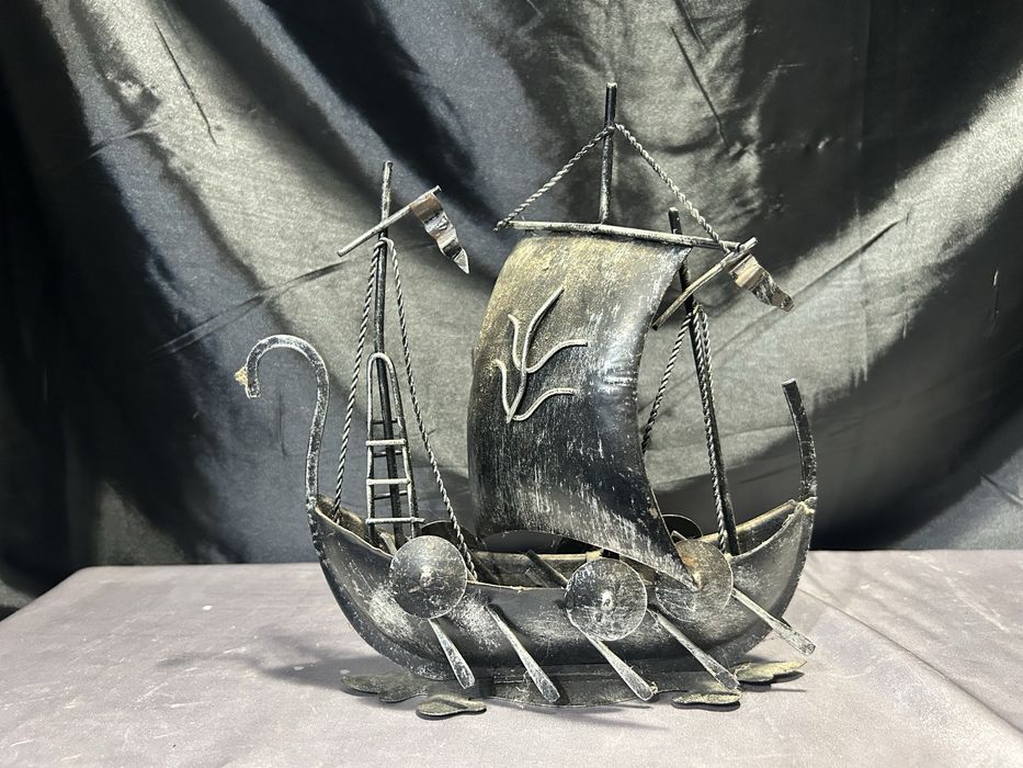 Metalowy statek – łódź wikinga z tarczami i żaglami