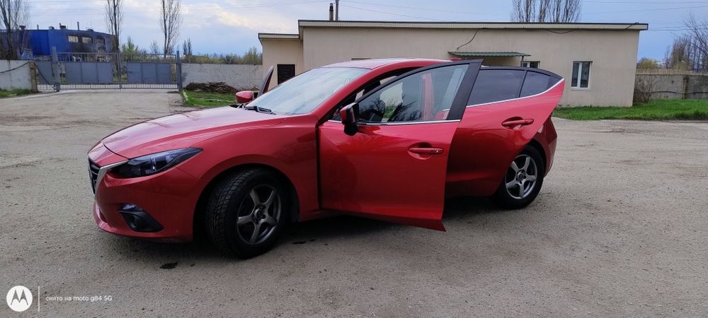 Mazda 3 2014 года 2.0 очень хорошее состояние.