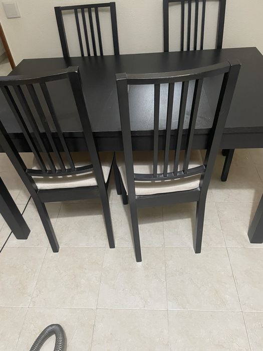 Mesa extensível com 4 cadeiras, cor preta