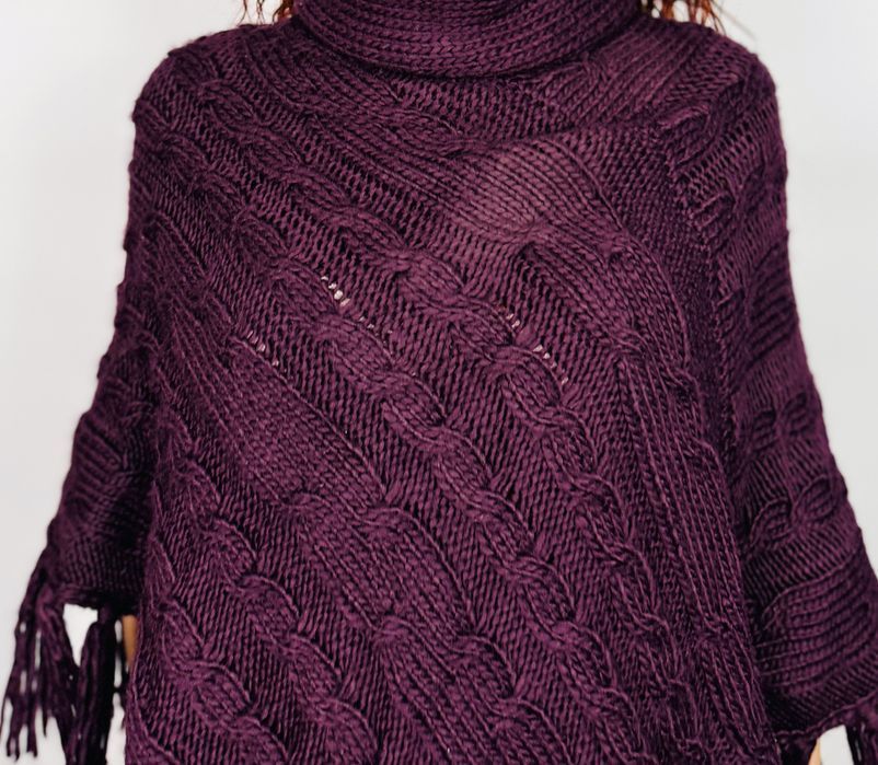 Śliwkowe poncho z golfem i frędzlami Warehouse oversize