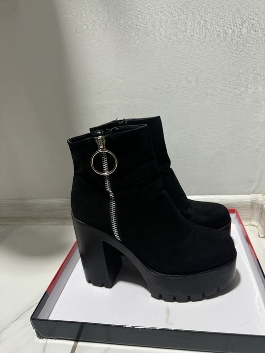 Сапожки на підборах