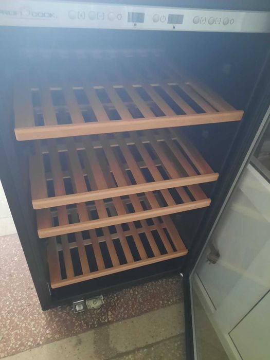 Продам винну шафу,холодильну вітрину для напоїв та мяса.