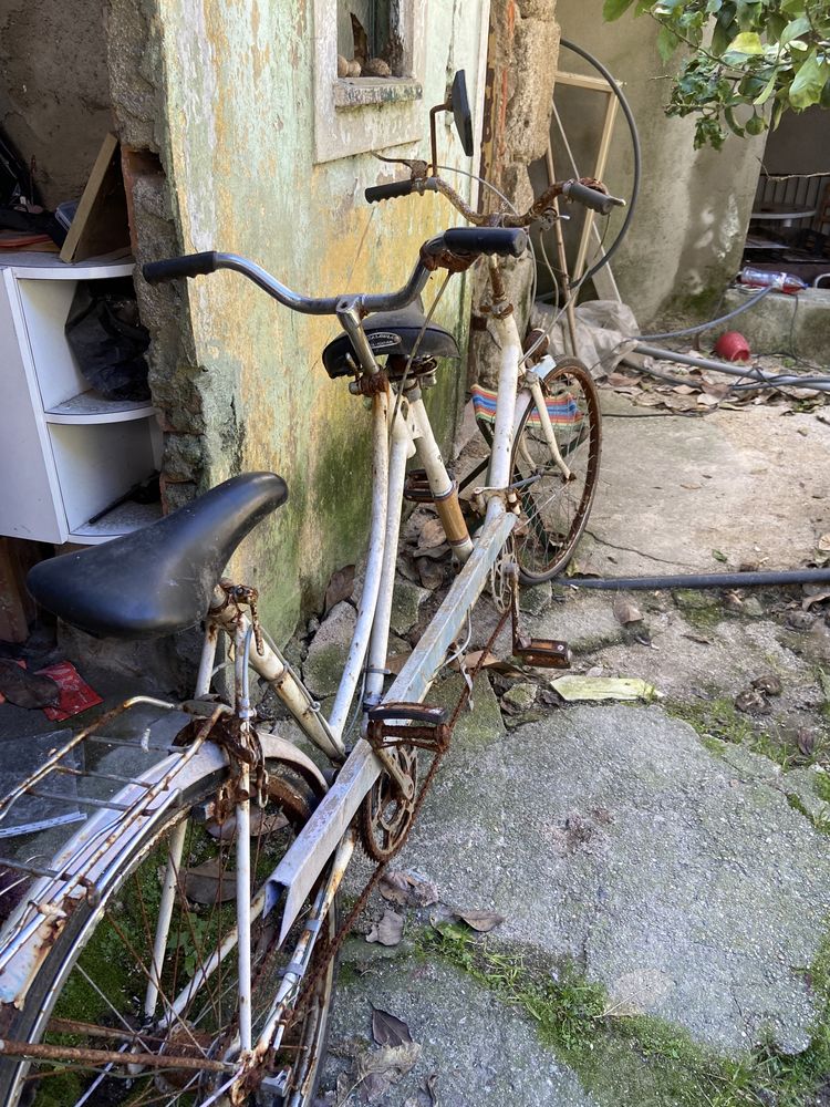 Bicicleta Antiga com matrícula