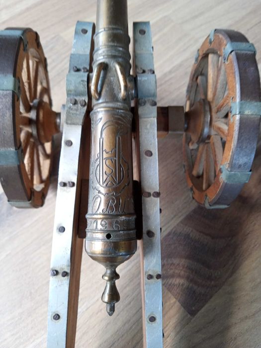 armatka dekoracyjna z 1969 r. z logo Huty Stalowa Wola