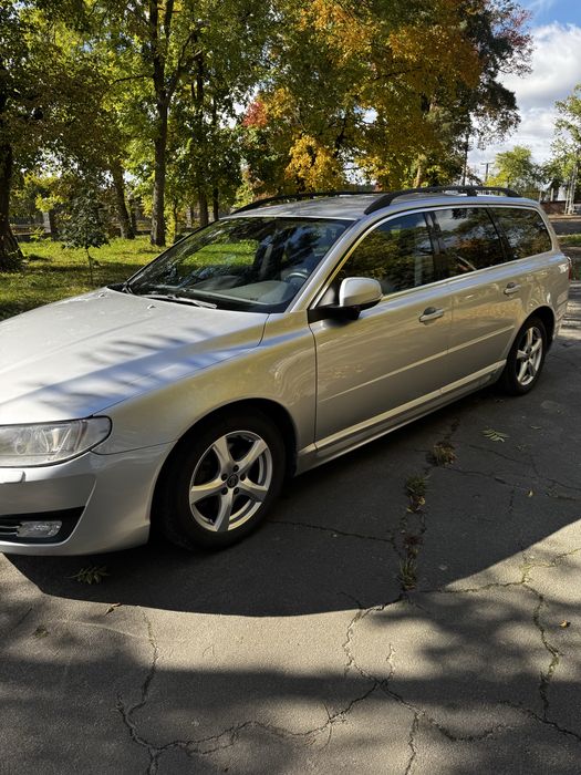Автомобіль сірий Volvo V70