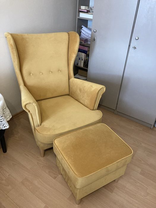 Fotel welurowy uszak musztardowy z podnóżkiem vintage retro