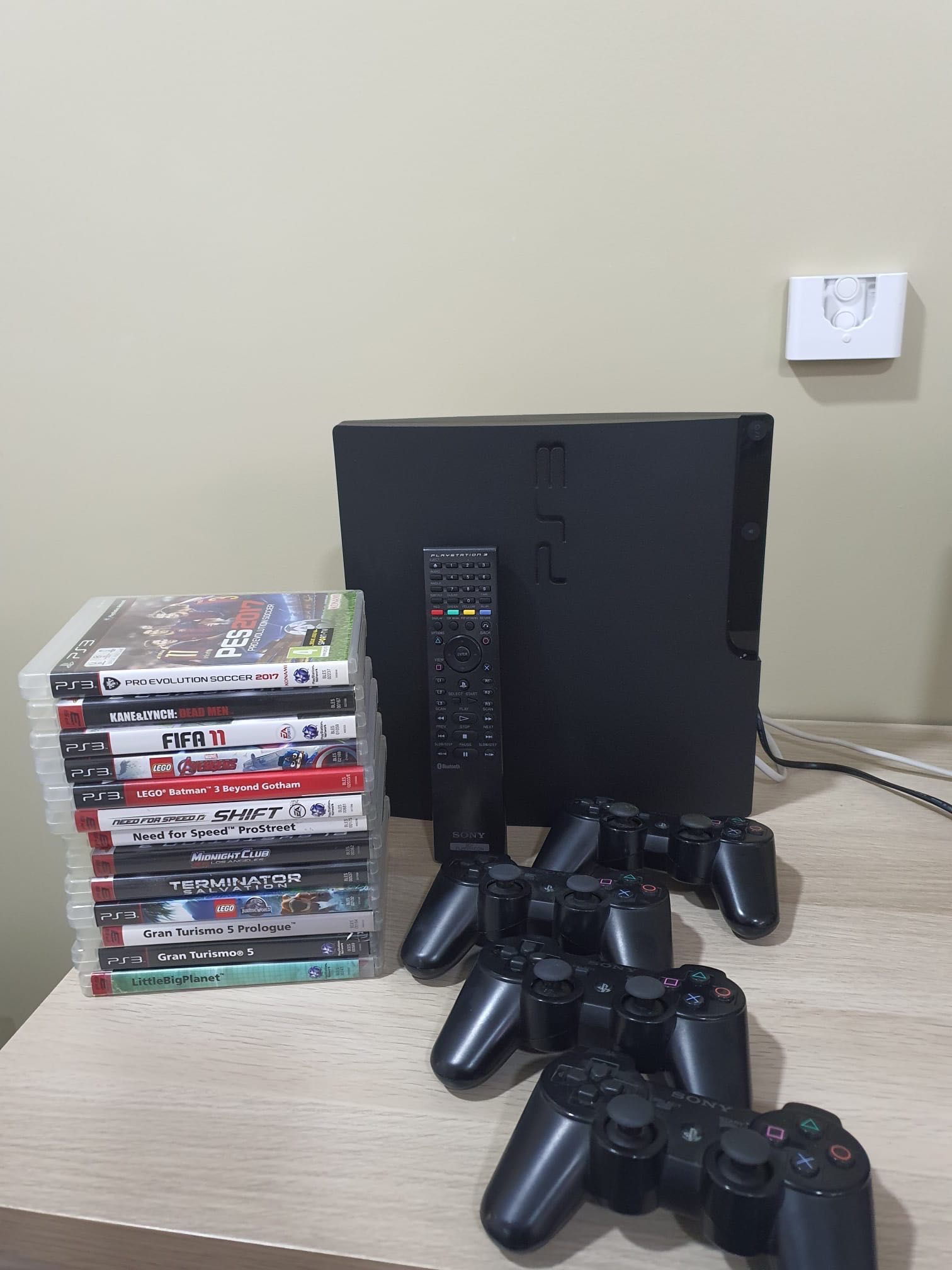 Playstation3 slim 320Gb + 13 jogos + 2 comandos + 1 comando TV