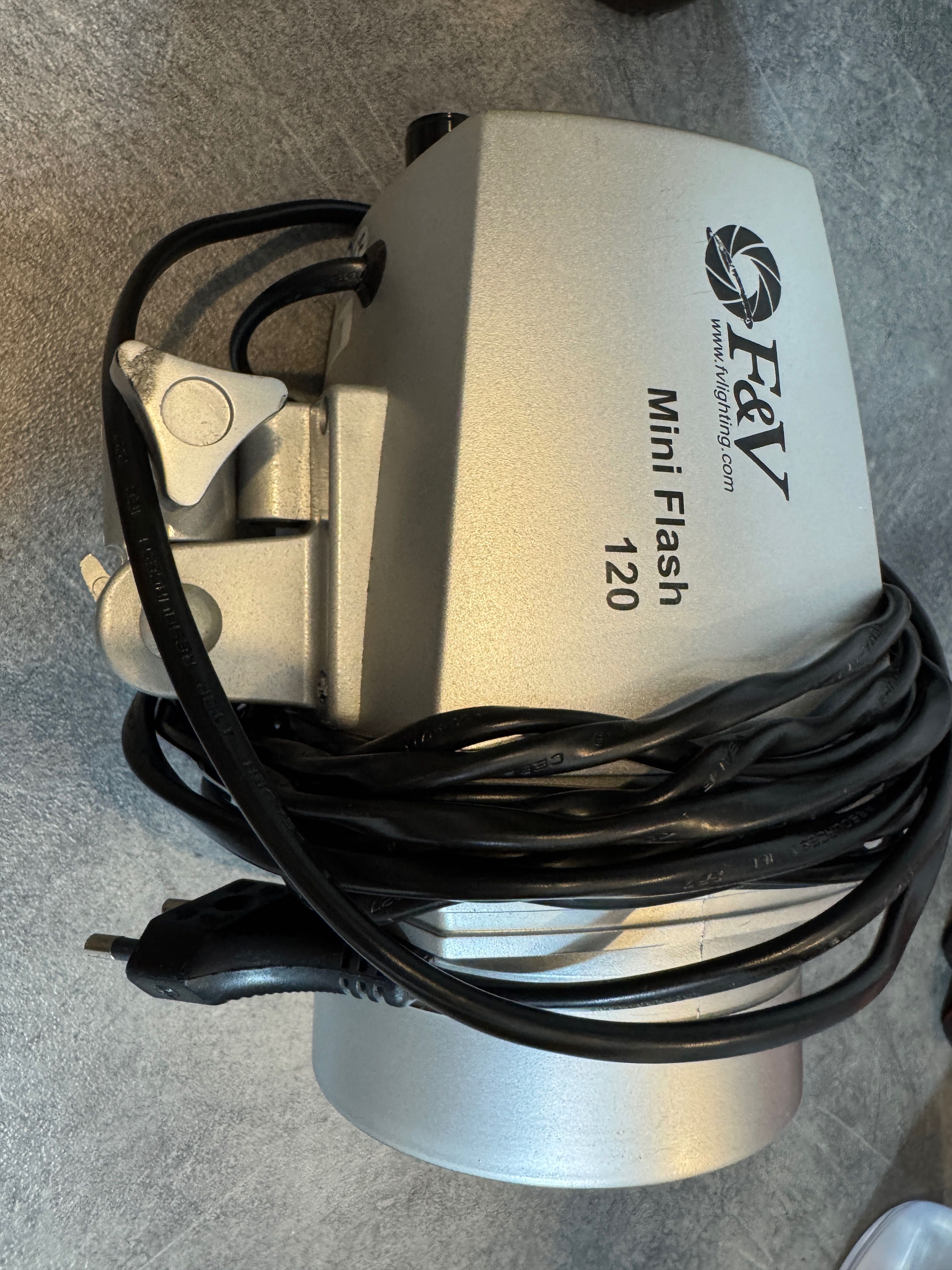 ZESTAW Lampa studyjna F&V Mini Flash 120+statyw+BOX soft box+parasolka