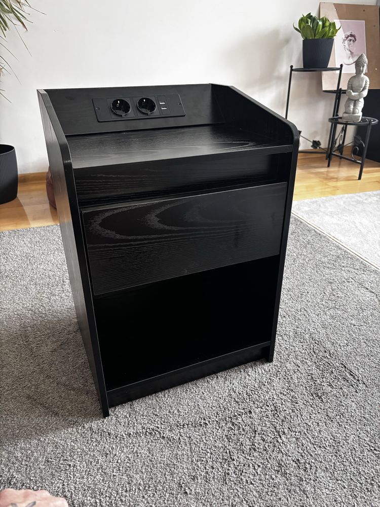 Szafka nocna z oświetleniem LED, gniazdkami i portami USB
