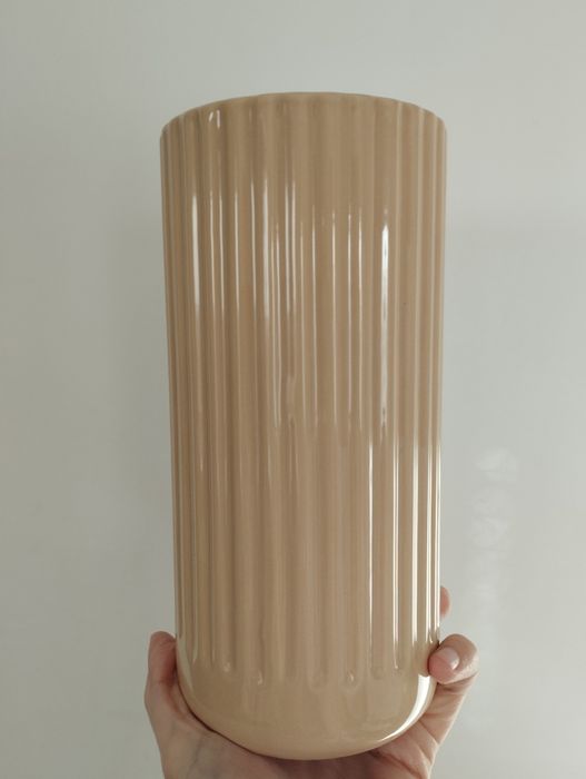 Beżowy ceramiczny wazon prążkowany nowy