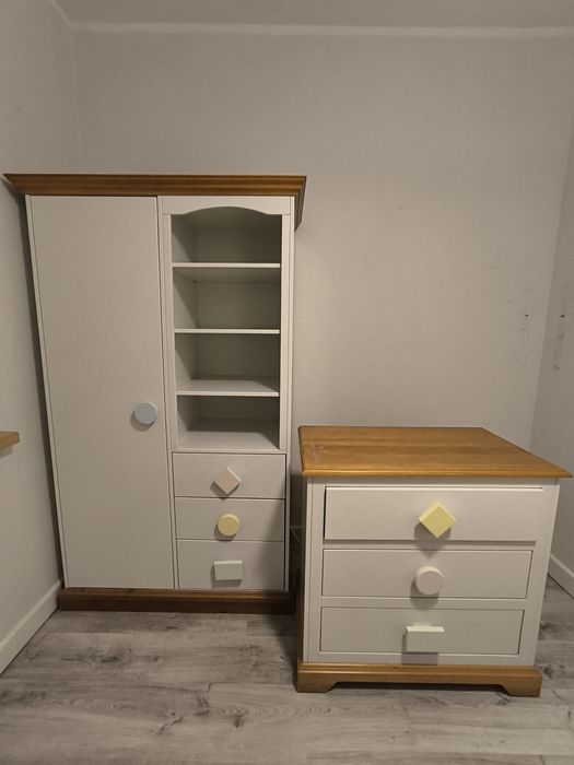 Szafa komoda stoliczek z krzesłami