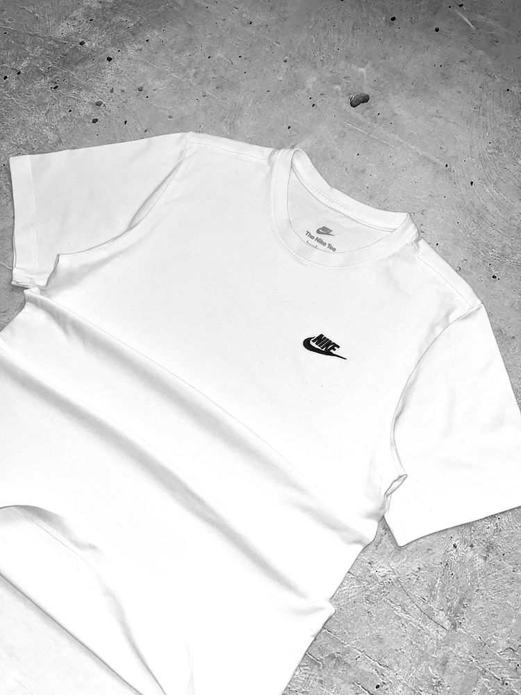 Футболка nike tee белая базовая