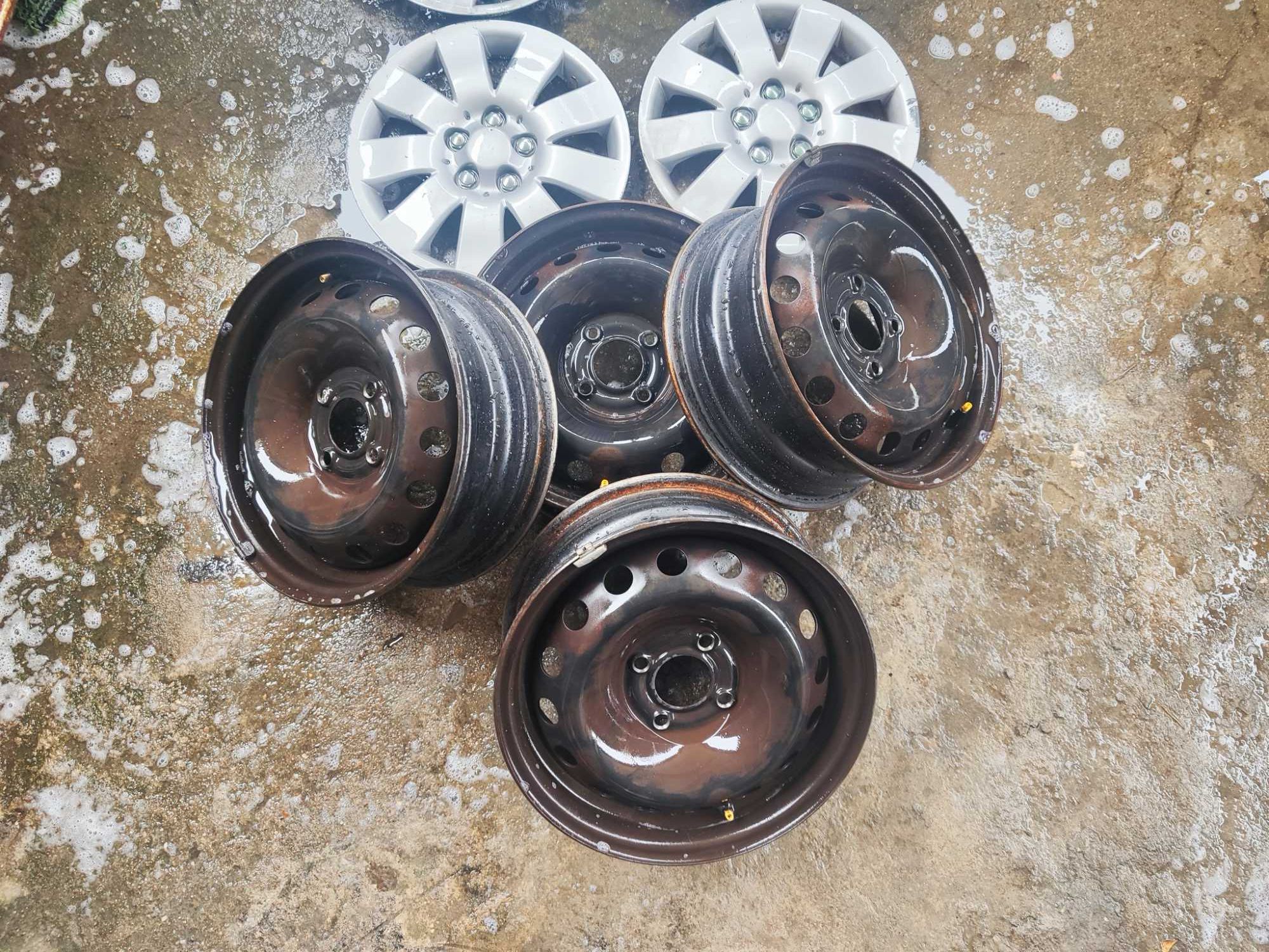 4 jantes R14 com tampões.