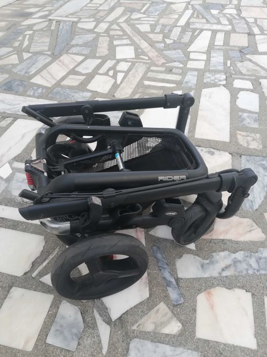 Carrinho de bebé com acessórios extra.