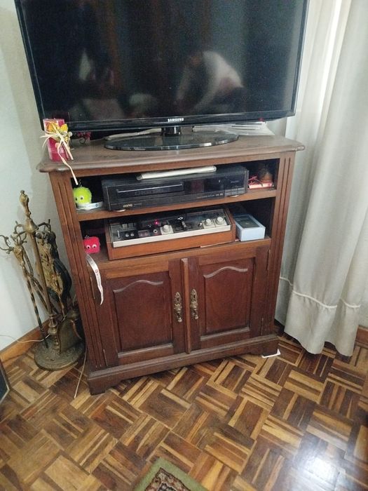 Móveis de televisao (2x) com garrafeira, em castanho escuro