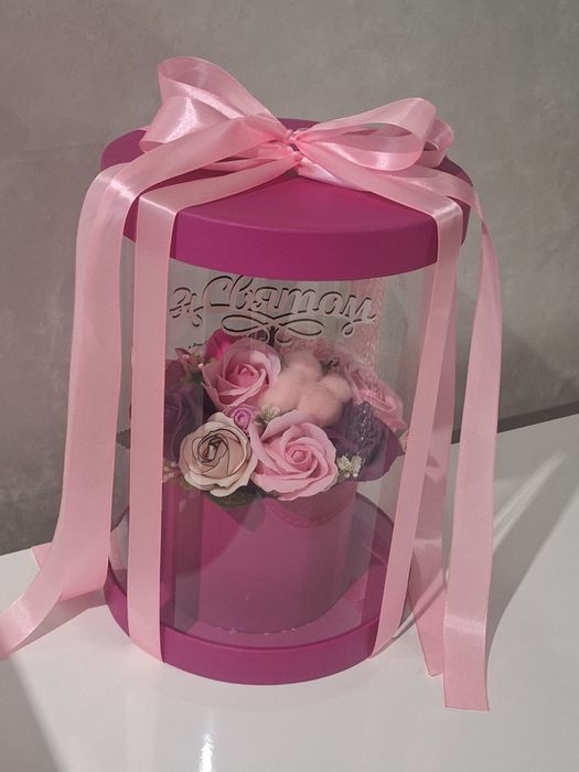 Композиція з мильних квітів в акваріумній коробці