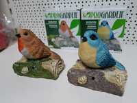 Figurki ptaków na kamieniu