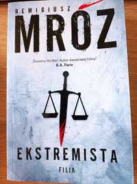 R. Mróz, Ekstremista