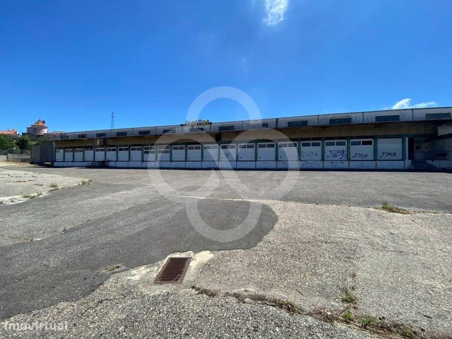 Armazém dividido em três pavilhões com logradouro em Belas em Sintra