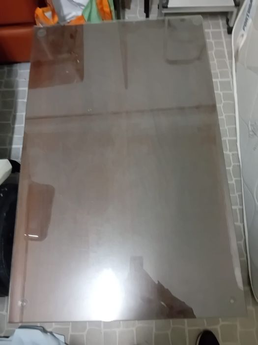 Mesa centro com tampo em vidro.