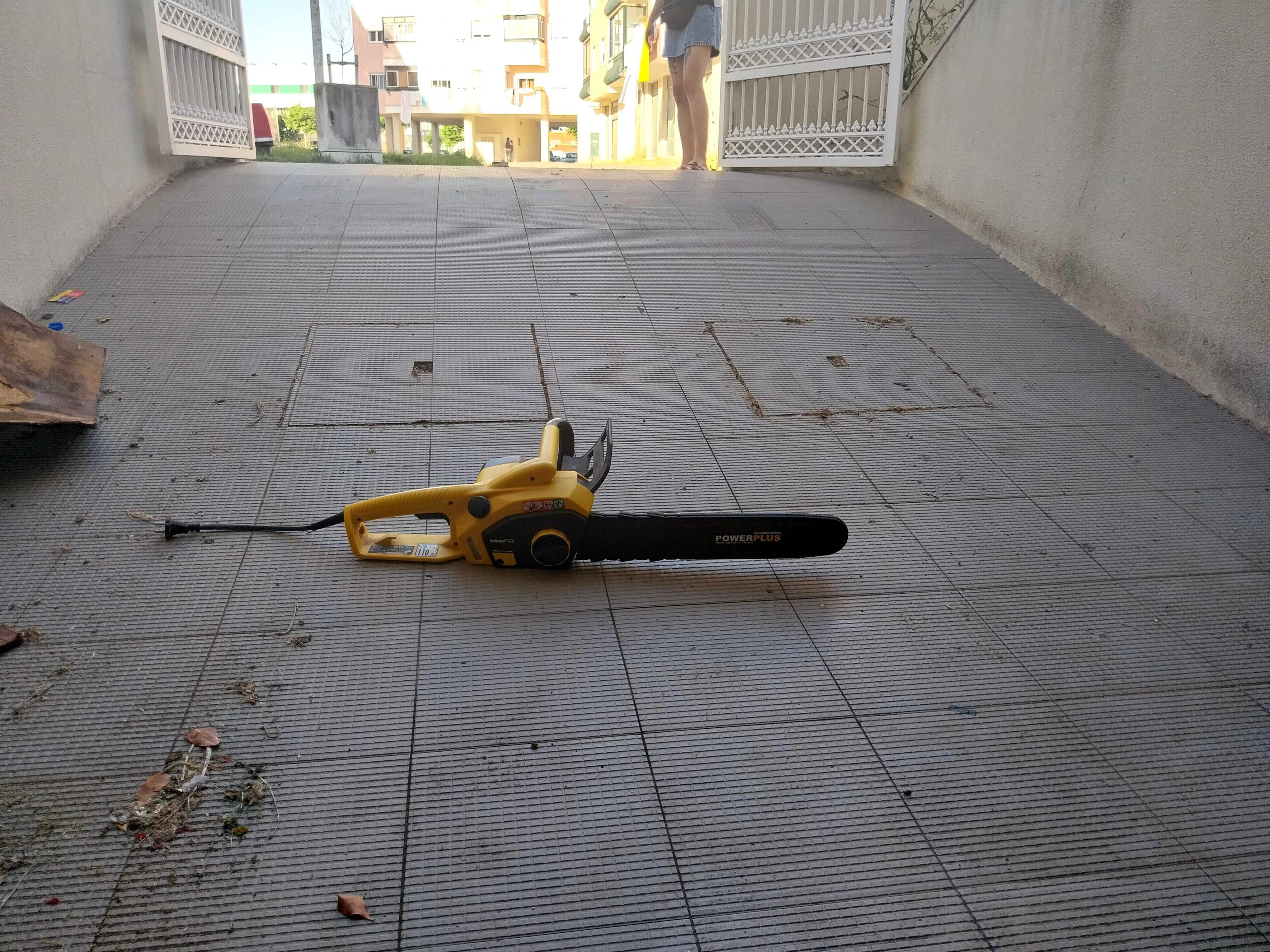 Serra eléctrica árvores