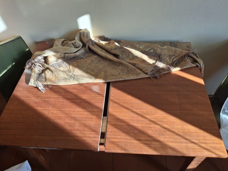 Stół rozkładany i 4 krzesła. Stan idealny, lata '70. Odbiór osobisty