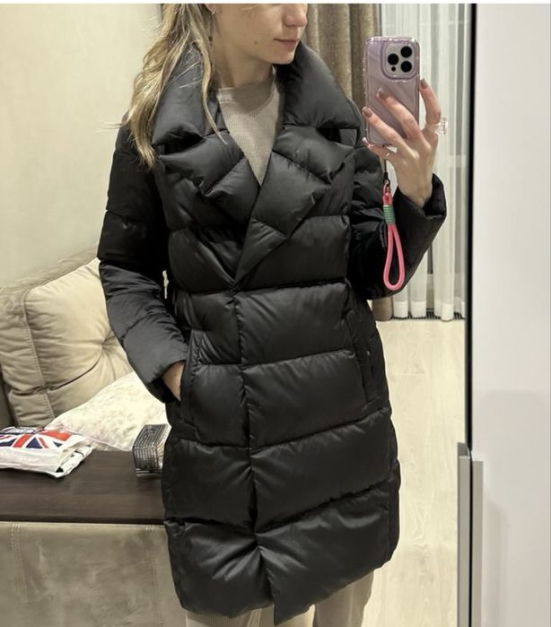 Чорний жіночий пуховик