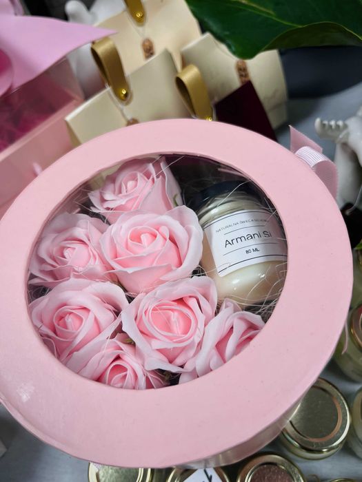 Zestaw prezentowy świeca sojowa i kwiaty mydlane