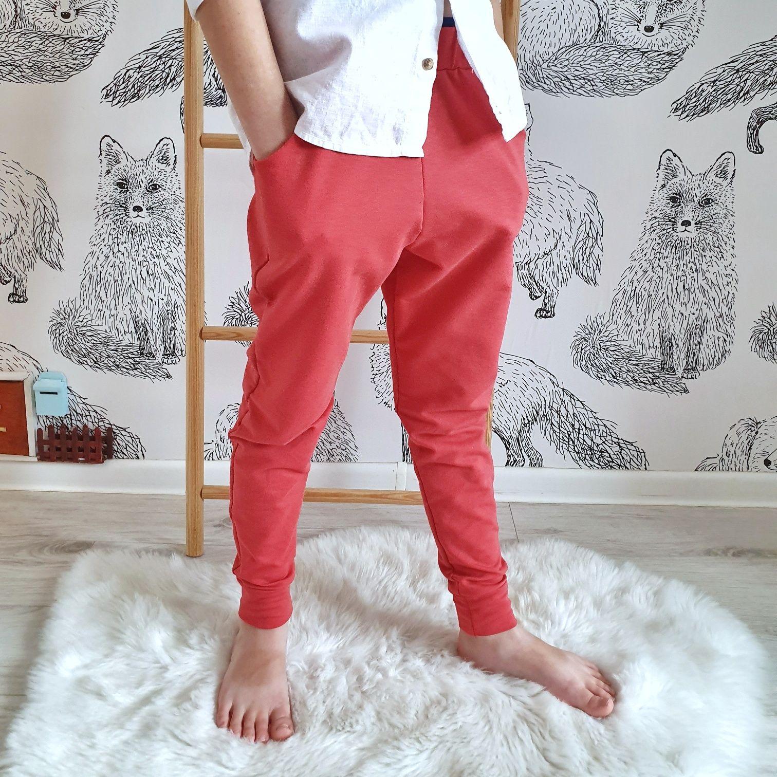 Spodnie Classic slim czerwone i bluza 116/122 nowe