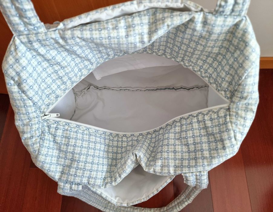 Mala de maternidade em tons de branco e azul