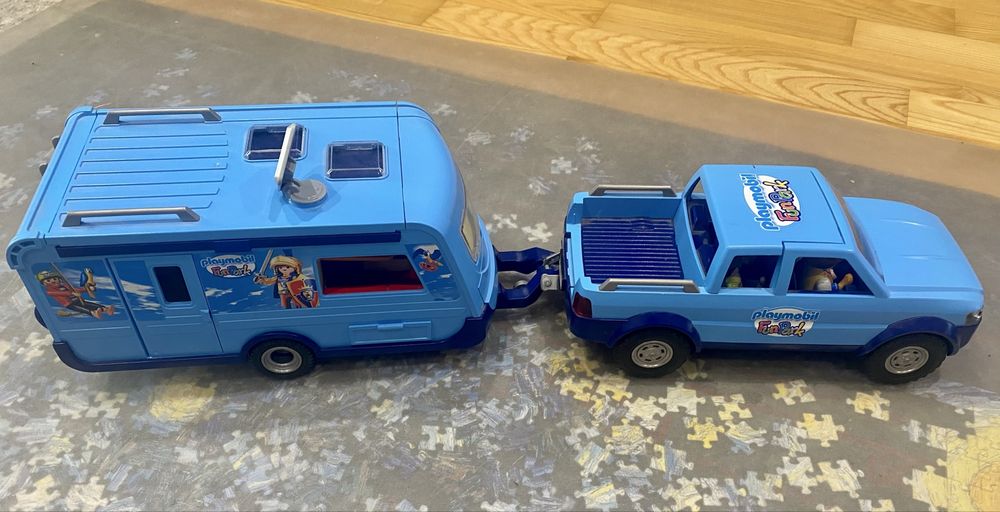 Playmobil Auto z przyczepą kampingową