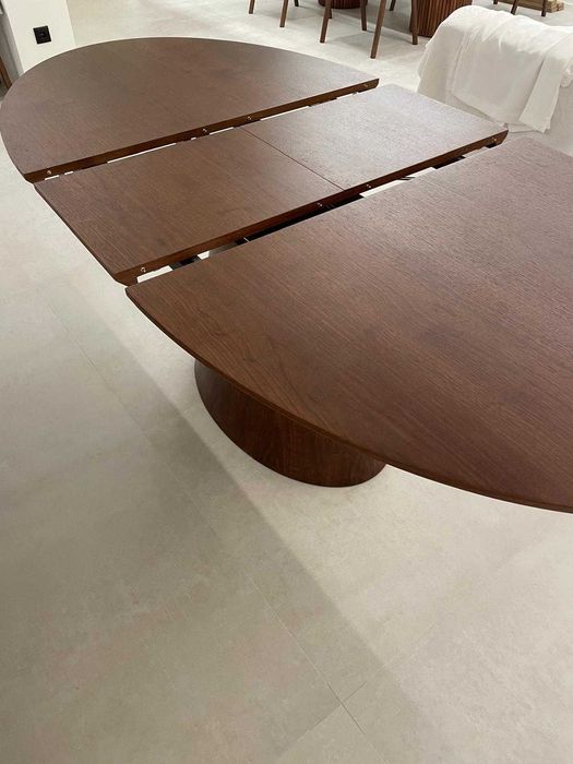 Mesa de jantar oval e extensível em MDF e folheado