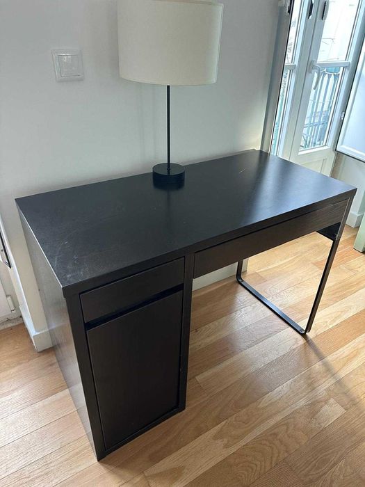 Secretária IKEA – Madeira folheada preta