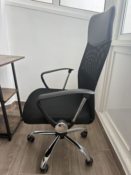 Cadeira de escritorio preta com rodas anti-risco