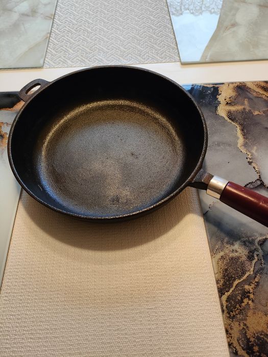 Patelnia żeliwna ciężka głęboka