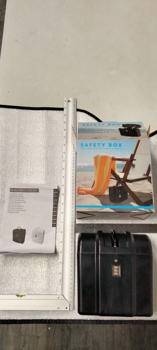 Sprzedam mini sejf z zamkiem szyfrowym.