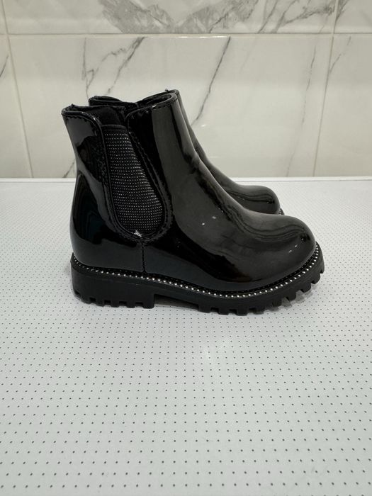 Стильні нові ботинки