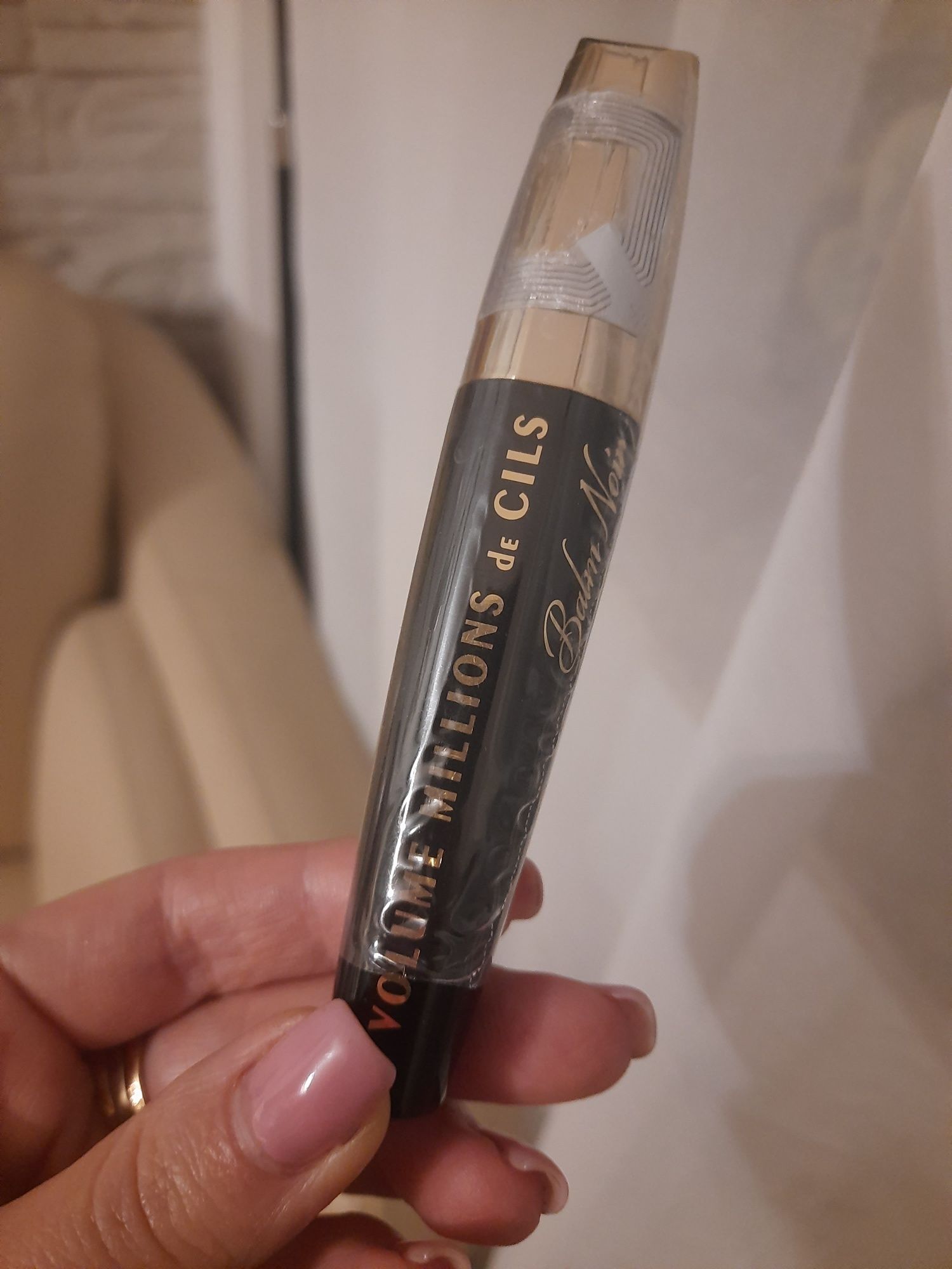 Nowy czarny tusz do rzęs L'oreal volume milion de cils