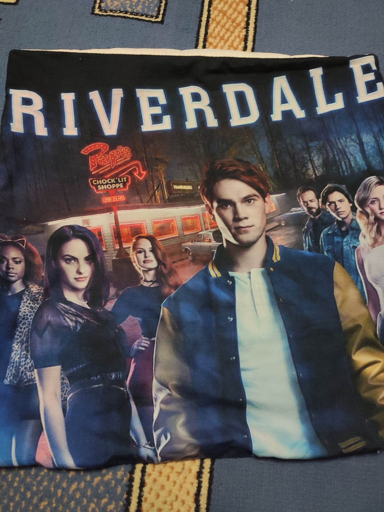 Продам декоративную наволочку с принтом Riverdale