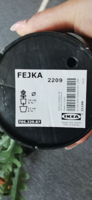 Dwa sztuczne wiszące kwiaty w donicy