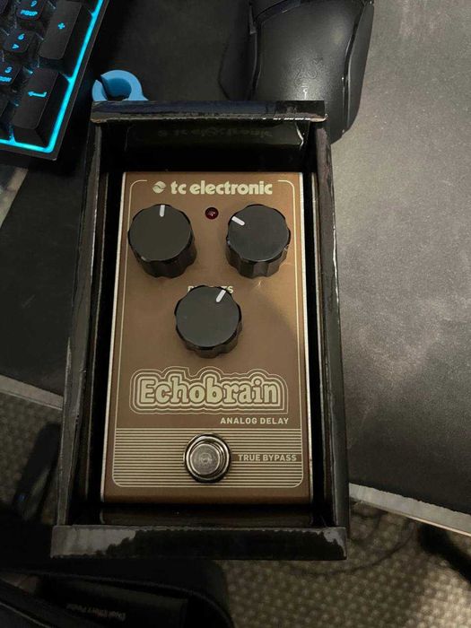 Vários pedais em excelente estado(Line 6, Boss, Fender, EHX, Mooer..)