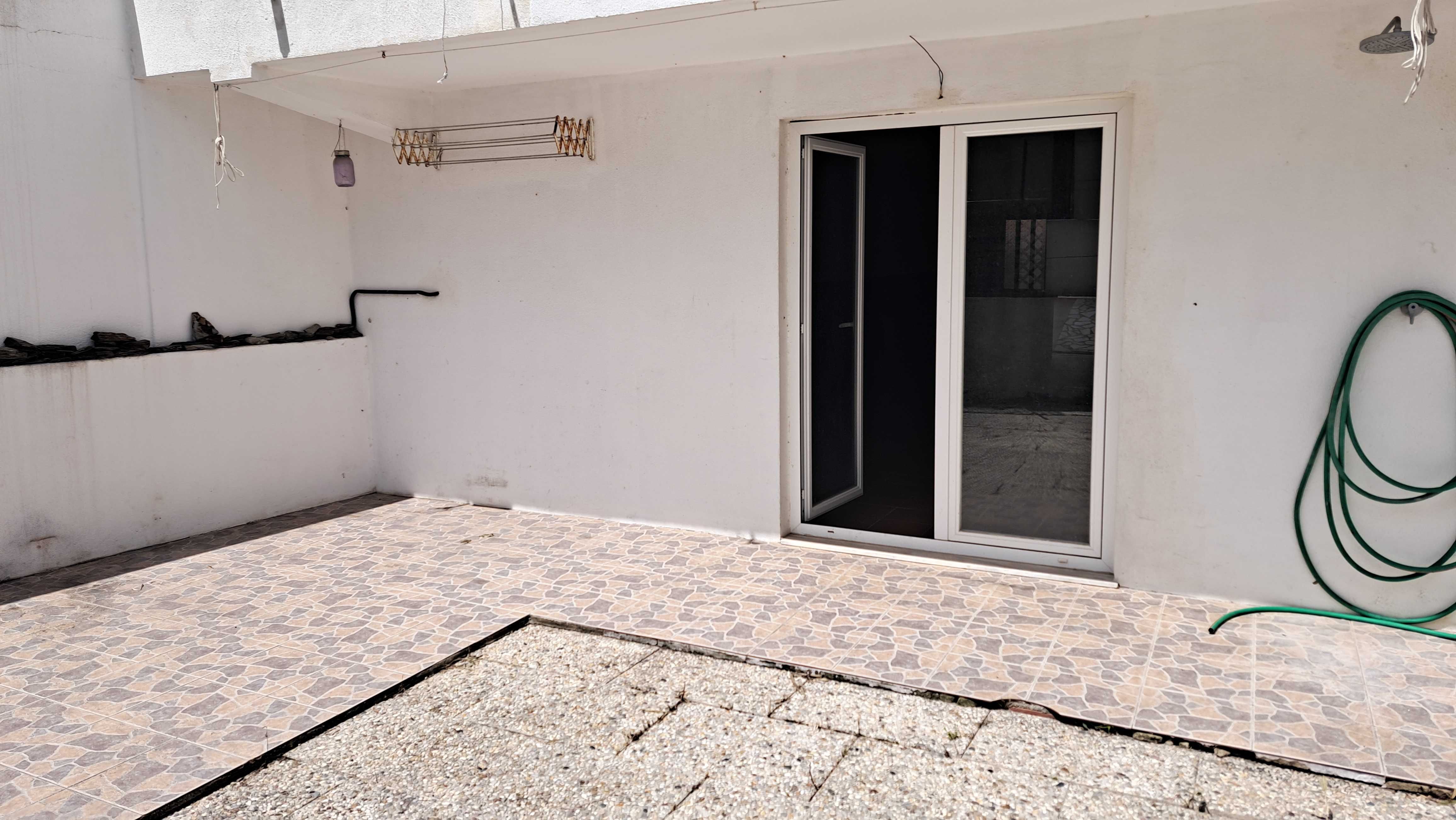 Vendo Vivenda de 3 Pisos com Quintal em Corroios