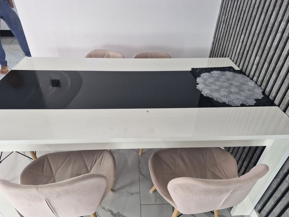 Stol lakierowany+ 4 krzesla