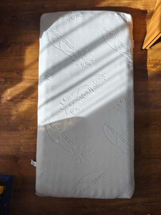 Drewniane Łóżeczko Dziecięce Z Materacem